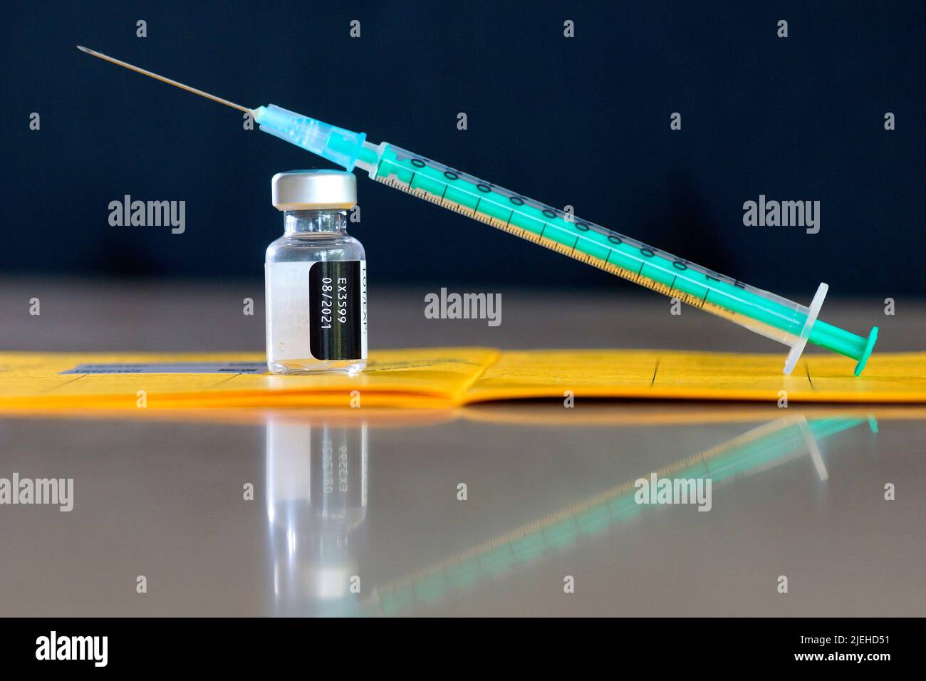 Eine Einwegspritze mit Impfstoff gegen Corona Stock Photo - Alamy