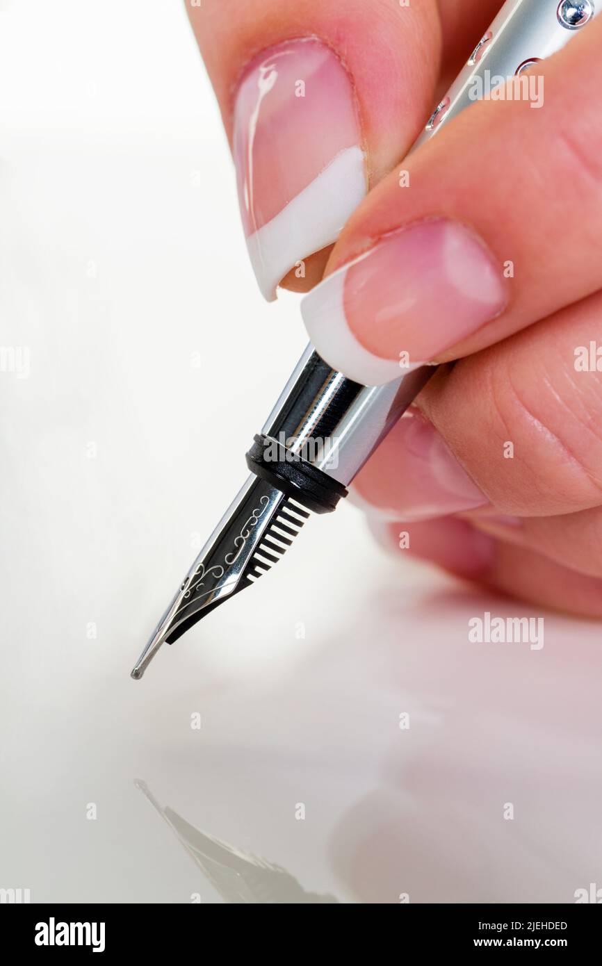 Faruenhand schreibt mit Füllfederhalter, Vertrag, Unterschrift, Vereinbarung, schöne Fingernägel, Nagellack, Stock Photo