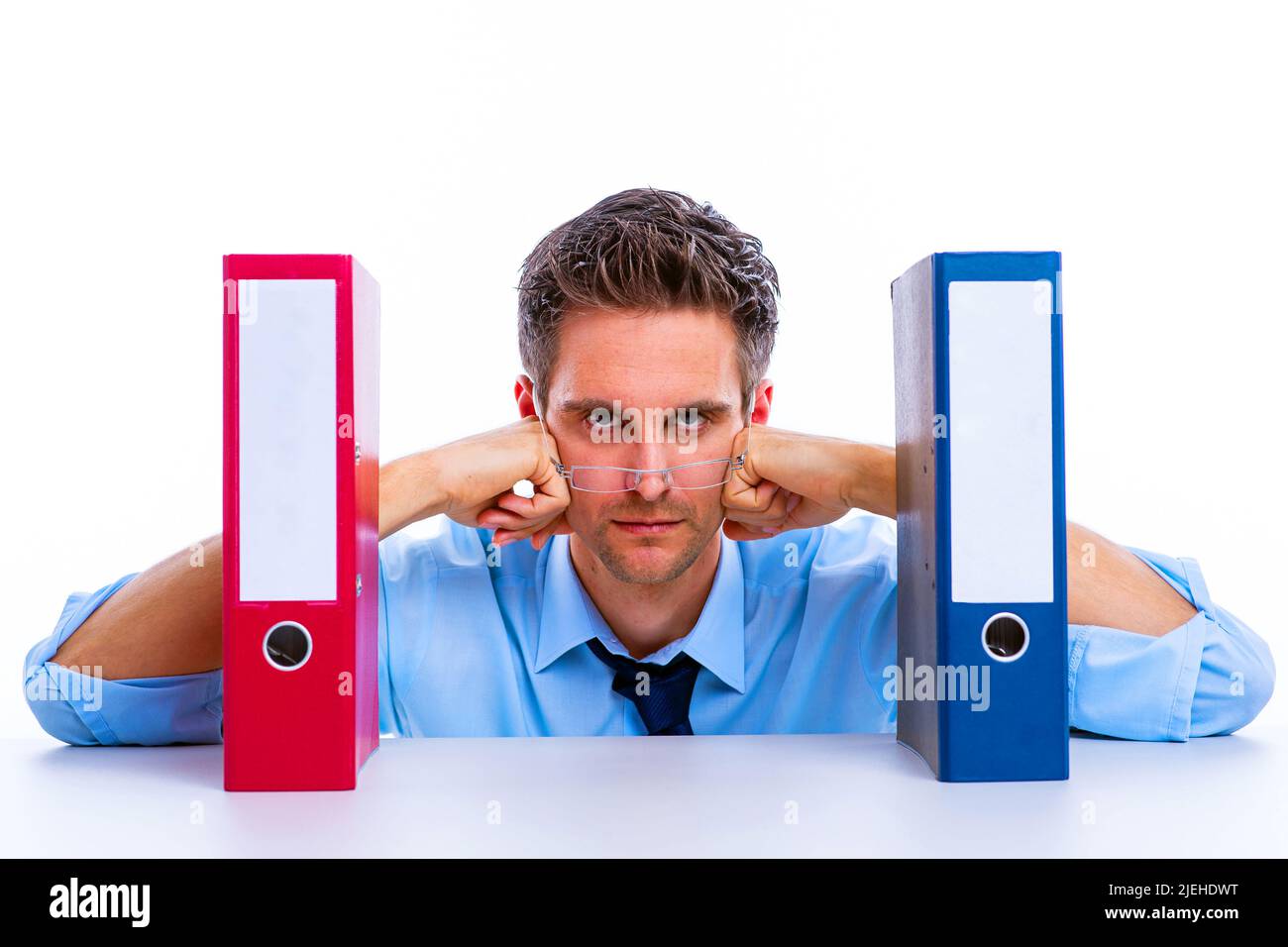 Junger Geschäftsmann, 35, 40, Jahre mit verschiedenen Aktenordner im Büro, rote, blaue, rot, blau, nachdenklich, Stock Photo
