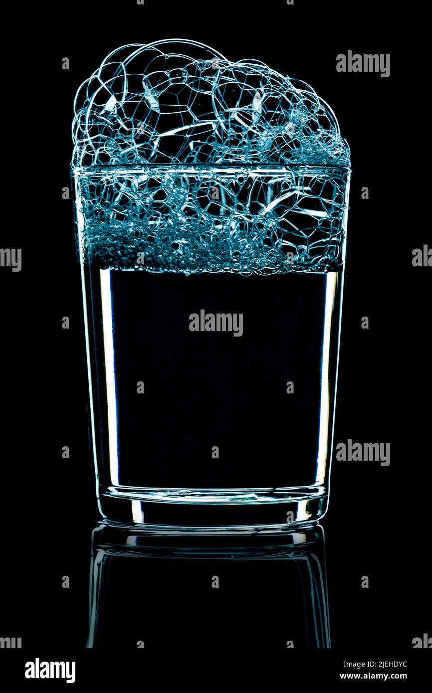 Ein einzelnes Glas mit Mineralwasser, Wasser, Blasen, Erfrischungsgetränk, Freisteller, Wasserblasen, Stock Photo