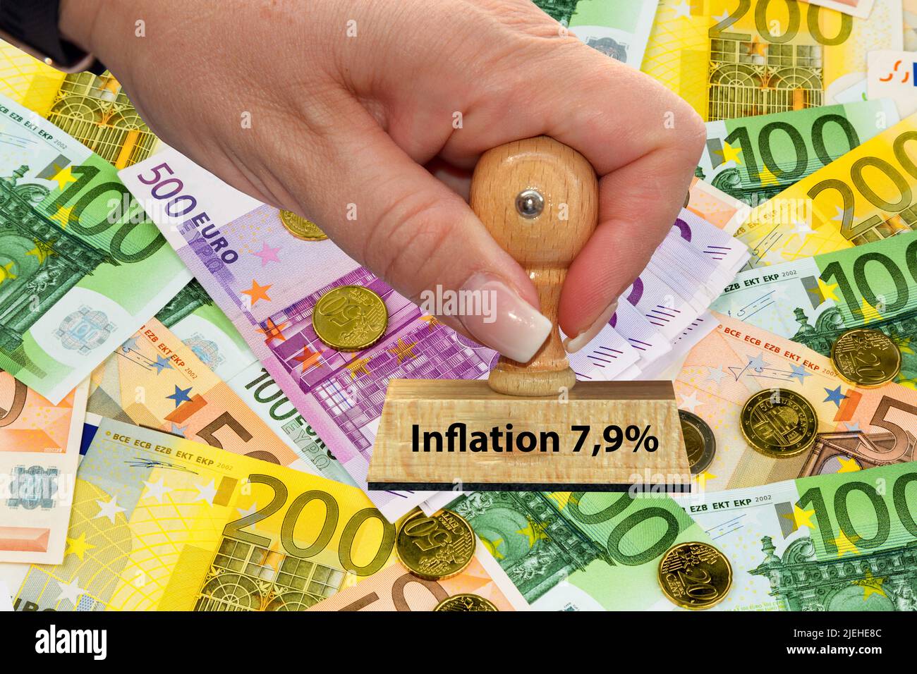 Viele verschiedene Euro-Banknoten und Münzen der Europäischen Union, Inflation, Mai 202, 7,9%, Stock Photo