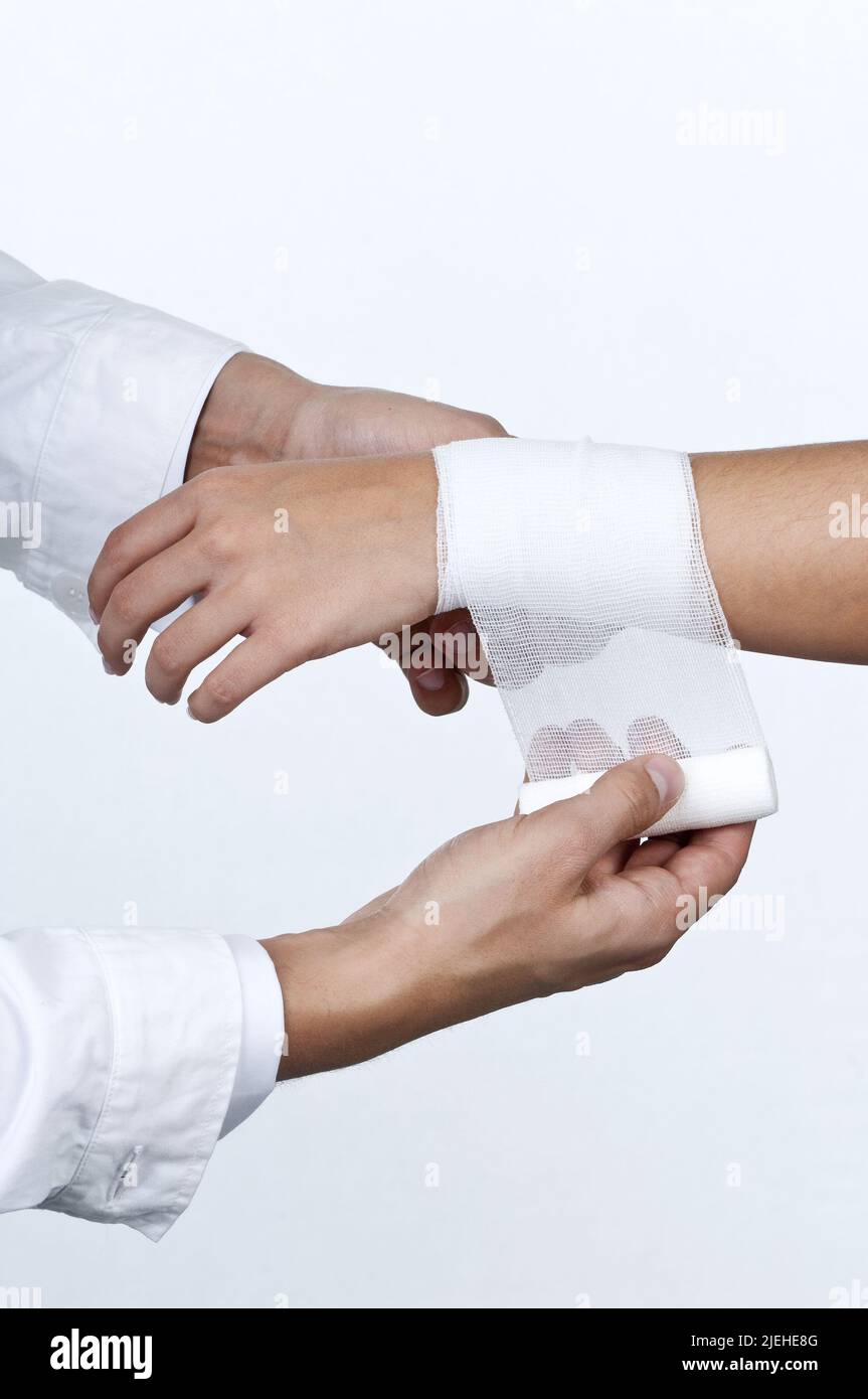 Der Arm einer Frau wird im Krankenhaus verbunden, Handgelenk verstaucht, Stock Photo