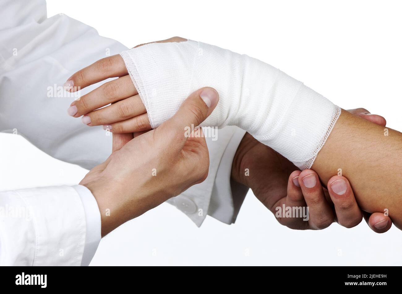 Der Arm einer Frau wird im Krankenhaus verbunden, Handgelenk verstaucht, Stock Photo