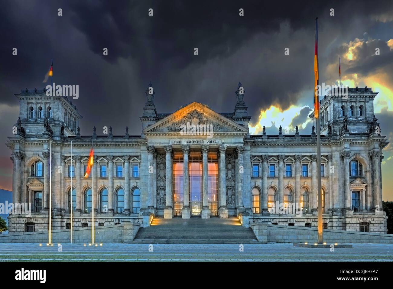 Der Reichstag in Berlin, Gewitterwolken am frühen Morgen bei Sonnenaufgang, Berlin, Deutschland Stock Photo
