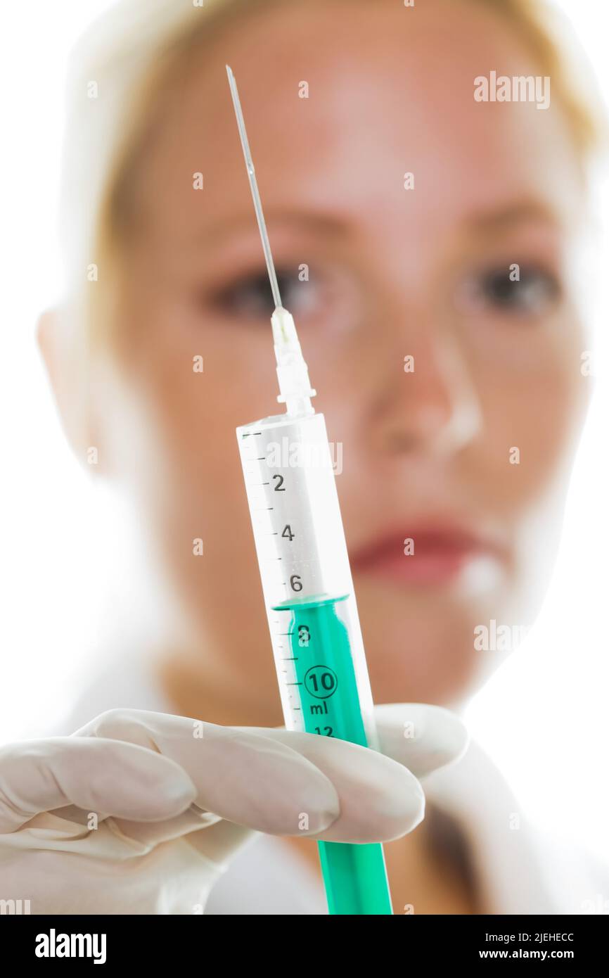Eine junge Ärztin mit einer Spritze. Symbolfoto f¸ü Injektionen, Medizin und Impfungen, Grippeinpfung, Stock Photo