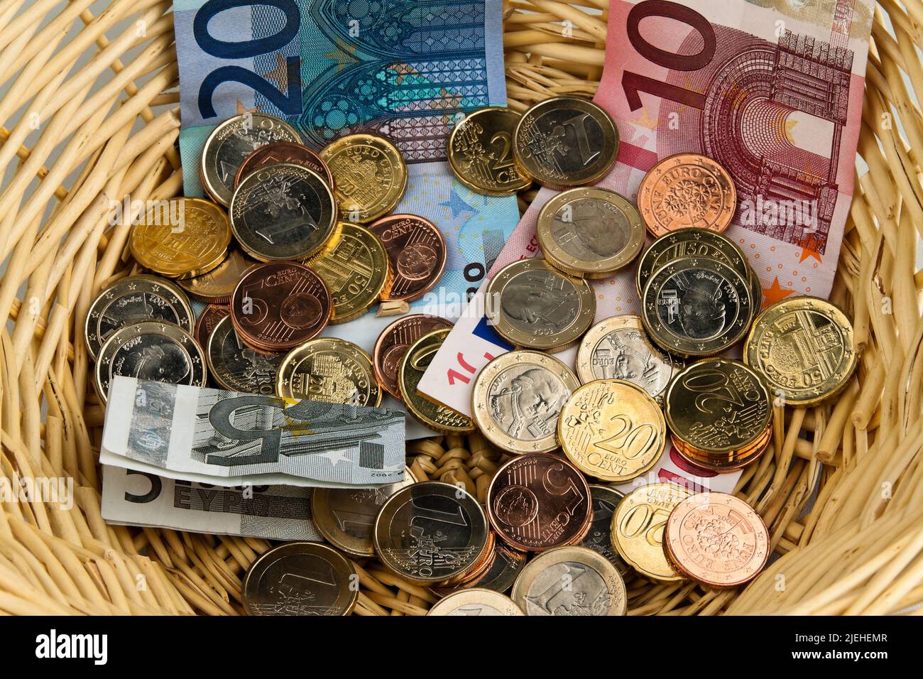 Viele verschiedene Euro Banknoten und Münzen der Europäischen Union in einem. Korb Stock Photo