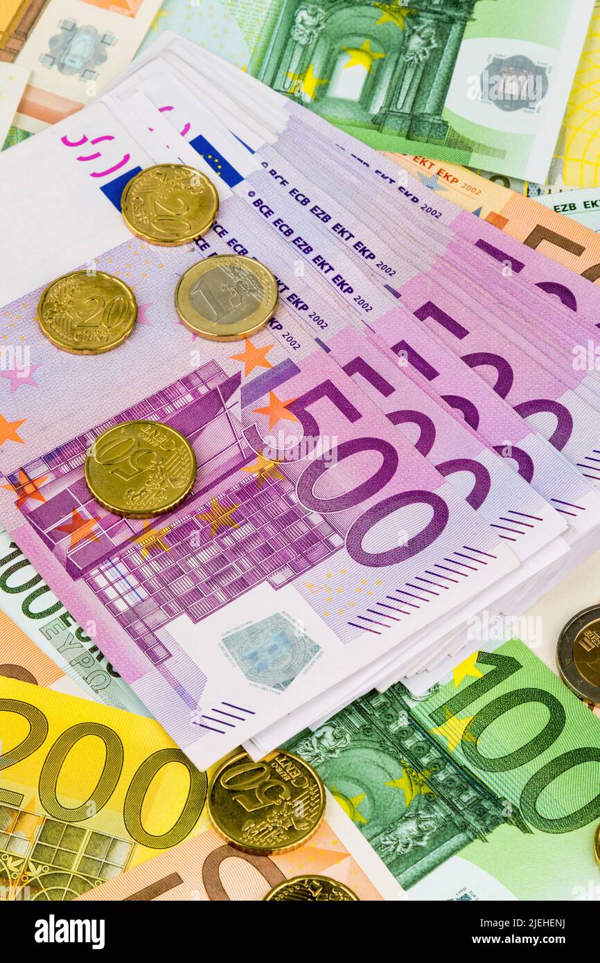 Viele verschiedene Euro Banknoten und Münzen der Europäischen Union. Stock Photo