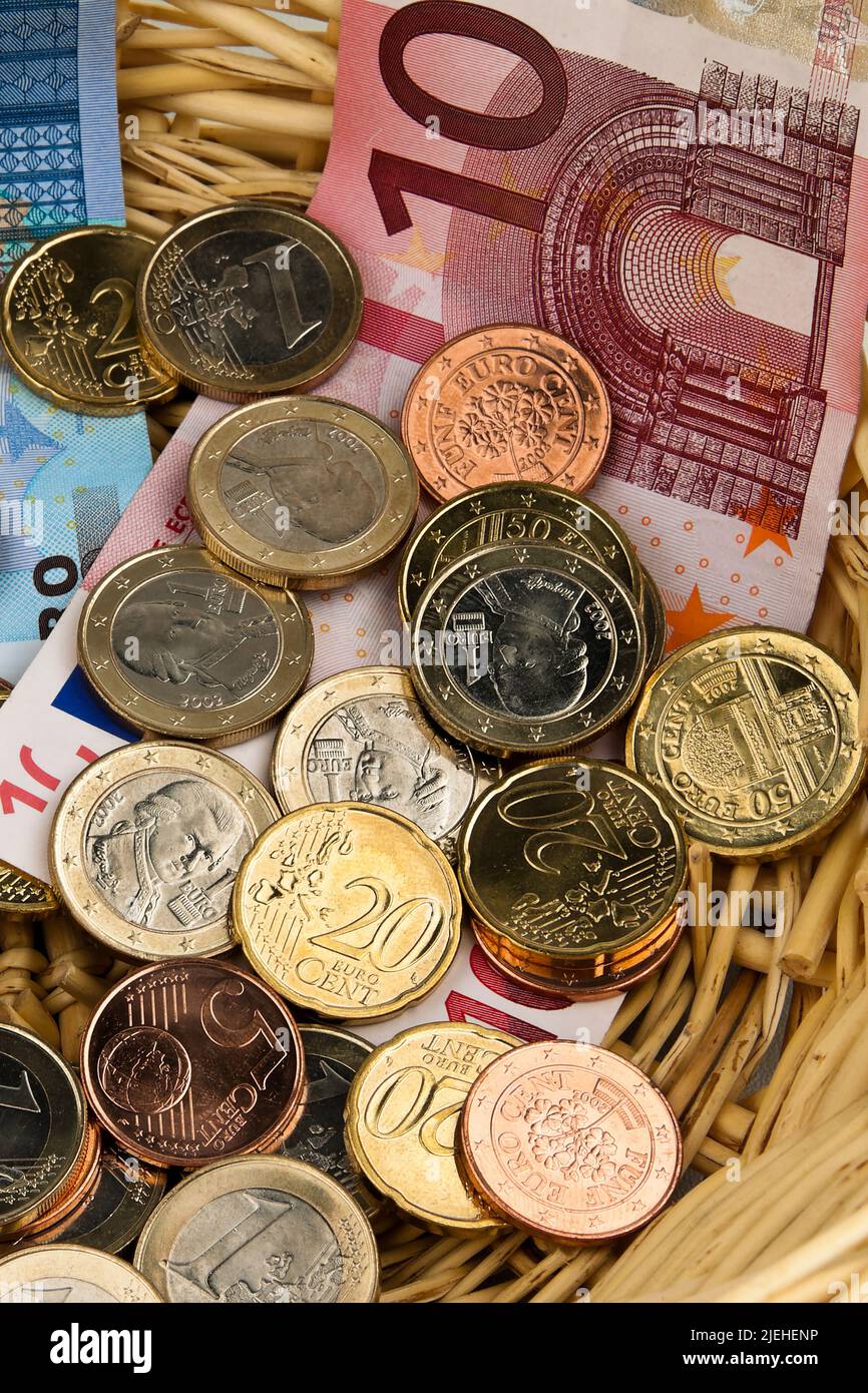 Viele verschiedene Euro-Banknoten und Münzen d Stock Photo