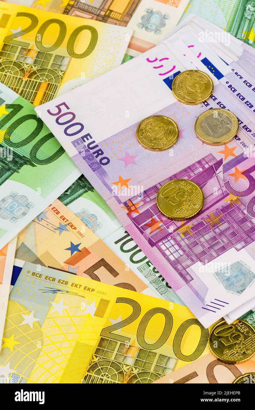 Viele verschiedene Euro Banknoten und Münzen der Europäischen Union. Stock Photo