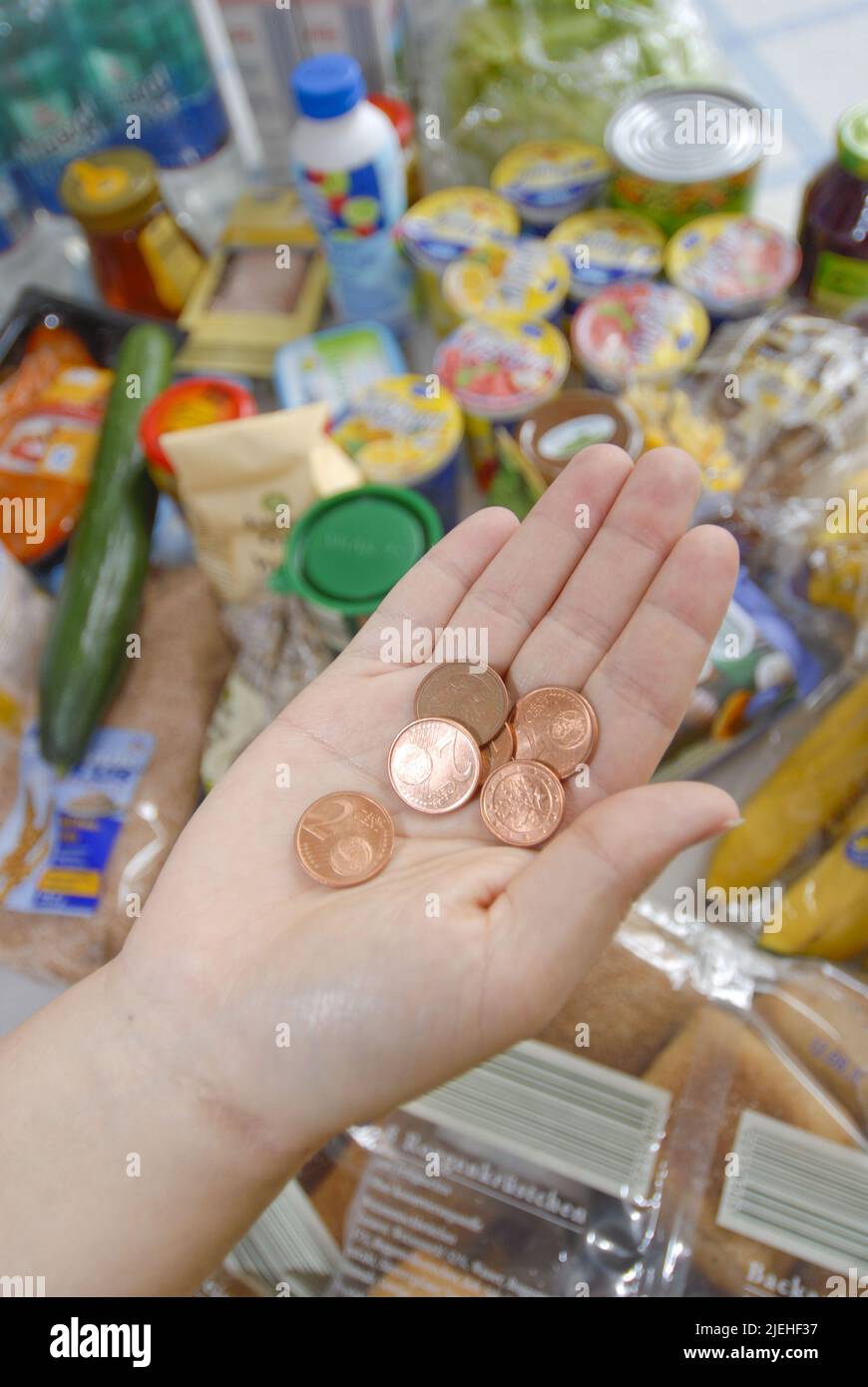 Einkaufen wird immer teuer, Preissteigerung bei Lebensmittel, Frau kontrolliert Geld in der Geldbörse und vergleicht den Kassenbon, Stock Photo