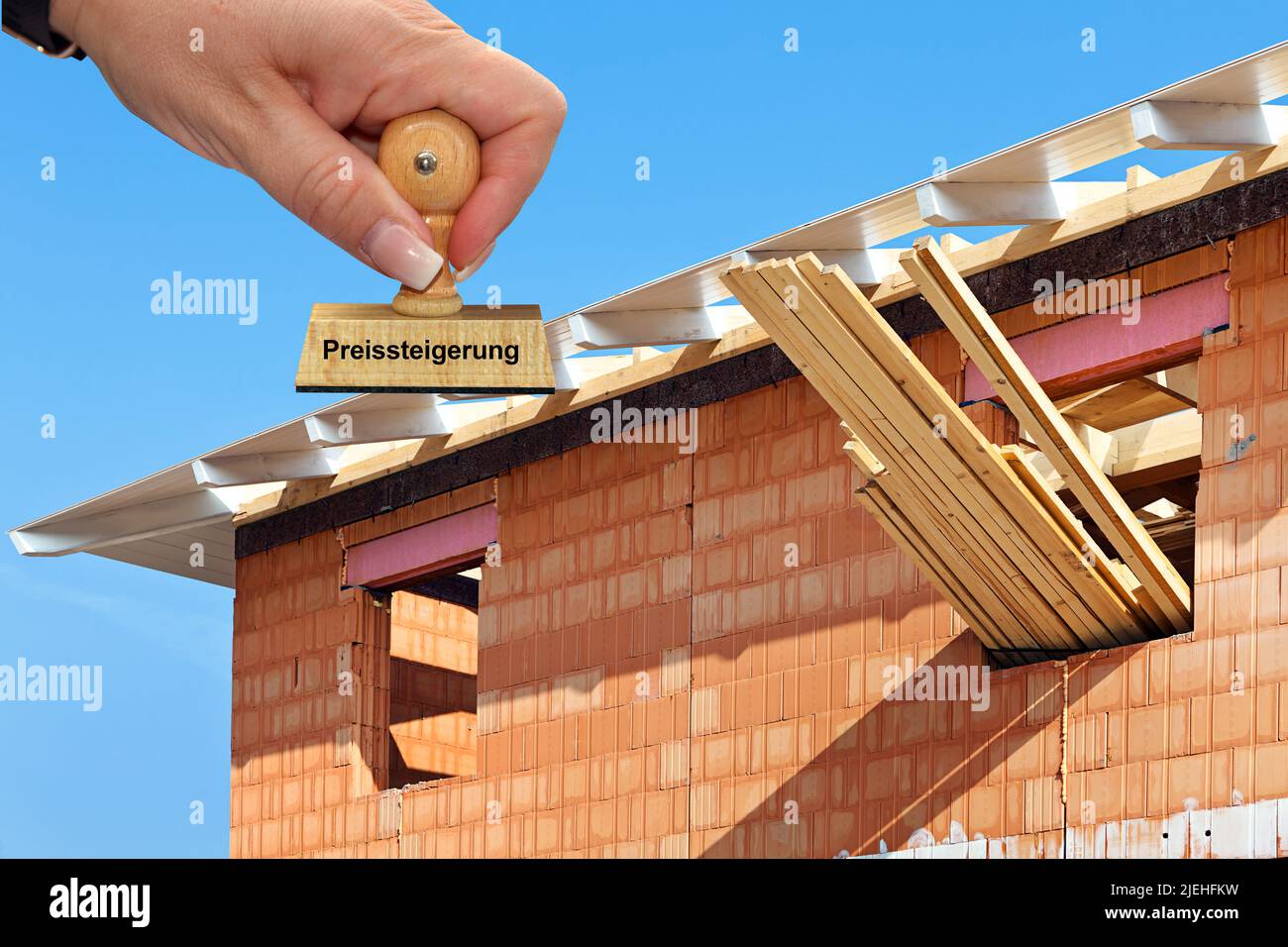 Rohbau auf einer Baustelle, Einfamilienhaus, Dachstuhl, Teuerungsrate, Holzpreise, Baumaterial, Inflation, teurer Hausbau, Einfamilienhaus, Preissteig Stock Photo