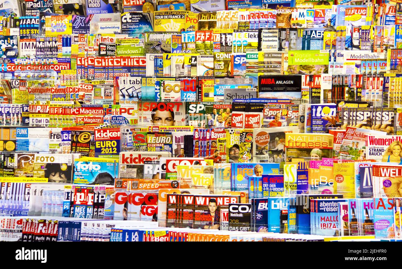 Viele verschiedene Zeitschriften in einer Bahnhofsbuchhandlung, Meinungsvielfalt und Pressefreiheit, Stock Photo