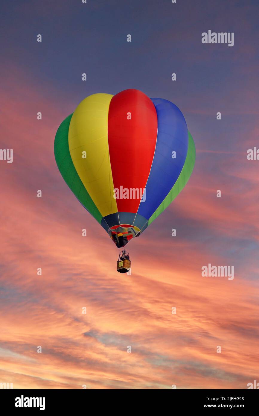Bunter Heissluftballon schwebt vor Sonnenuntergang, Montgolfiade, Hot Balloon, Stock Photo
