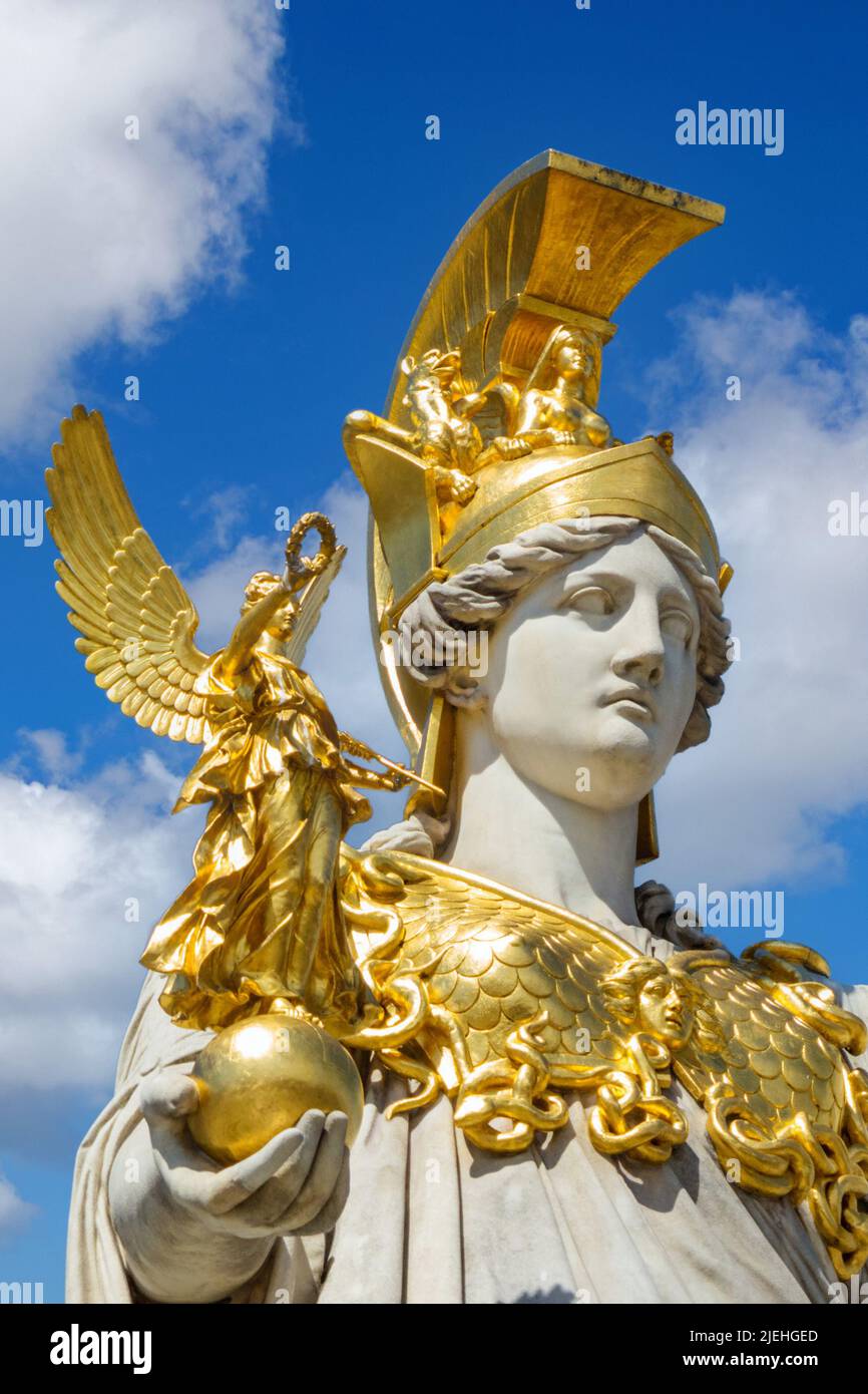 Das Parlament der Regierung in Wien, Österreich, Athene, Göttin der Weisheit, blauer Himmel, Cumuluswolken, Sommer, Stock Photo