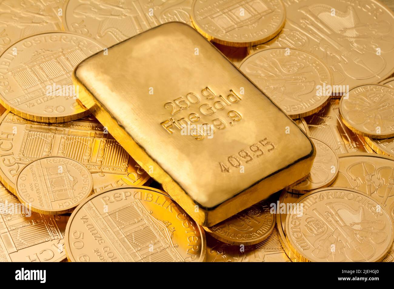 Geldanlage in echtem Gold als Goldbarren und Münzen Stock Photo