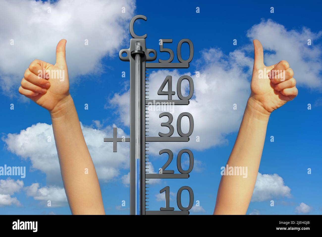 Endlich Sommer, Thermometer zeigt 25 Grad, zwei Hände strecken sich in den Himmel und zeigen den Daumen nach oben, Sommerferien, Urlaub, warm, Daumen Stock Photo