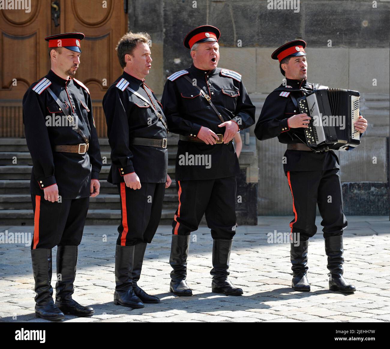 Ehemalige sowjetische Rotarmisten singen vor Dresdner Frauenkirche, Dresden, Freistaat, Sachsen, Deutschland, Europa Stock Photo
