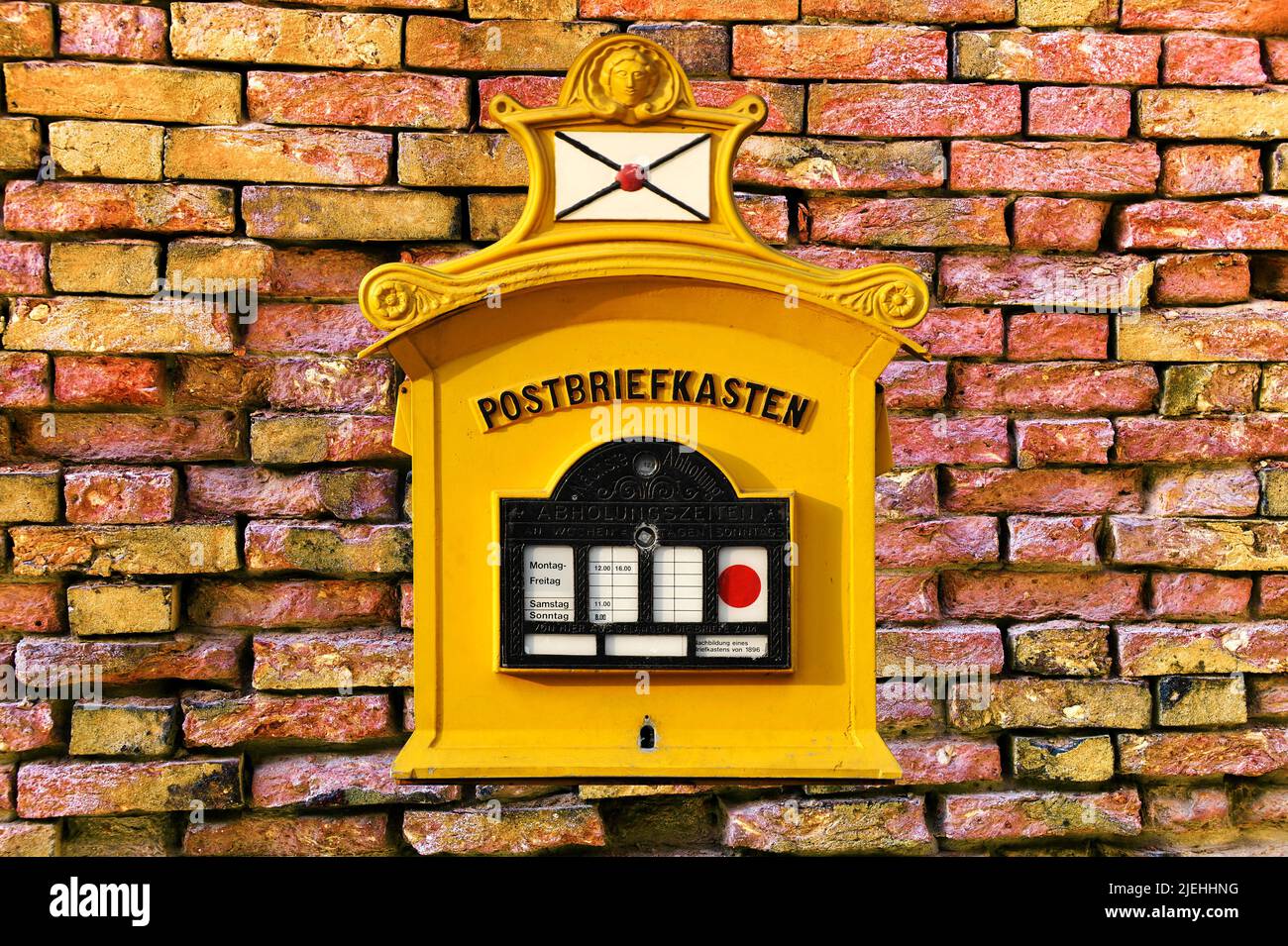 Eine Hausmauer aus Ziegelsteinen. Backsteinmauer als Hintergrund, Alter Postbriefkasten, Nostalgie, Stock Photo