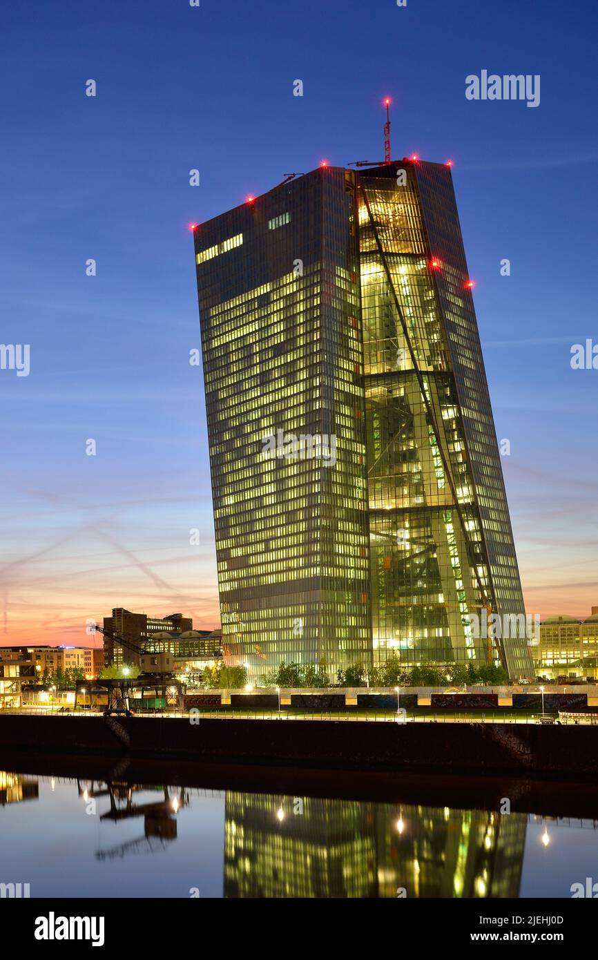 Neues Gebäude der Europäischen Zentralbank, EZB, Dämmerung, Ostend, Frankfurt am Main, Hessen, Deutschland Stock Photo