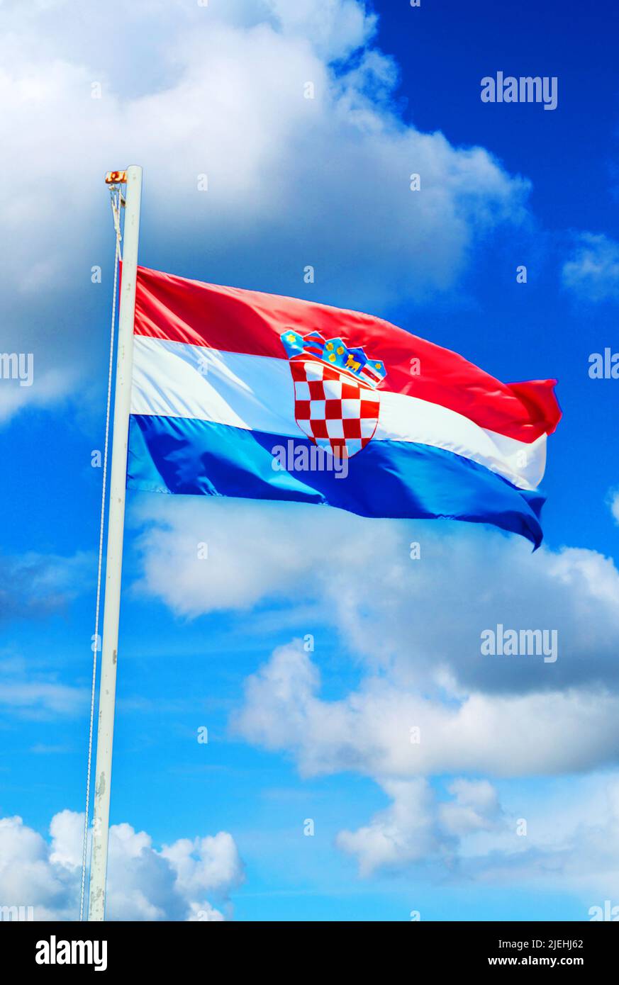 Kroatische Flagge, Fahne, Nationalfahne, Flaggenmast, blauer Himmel, Stock Photo
