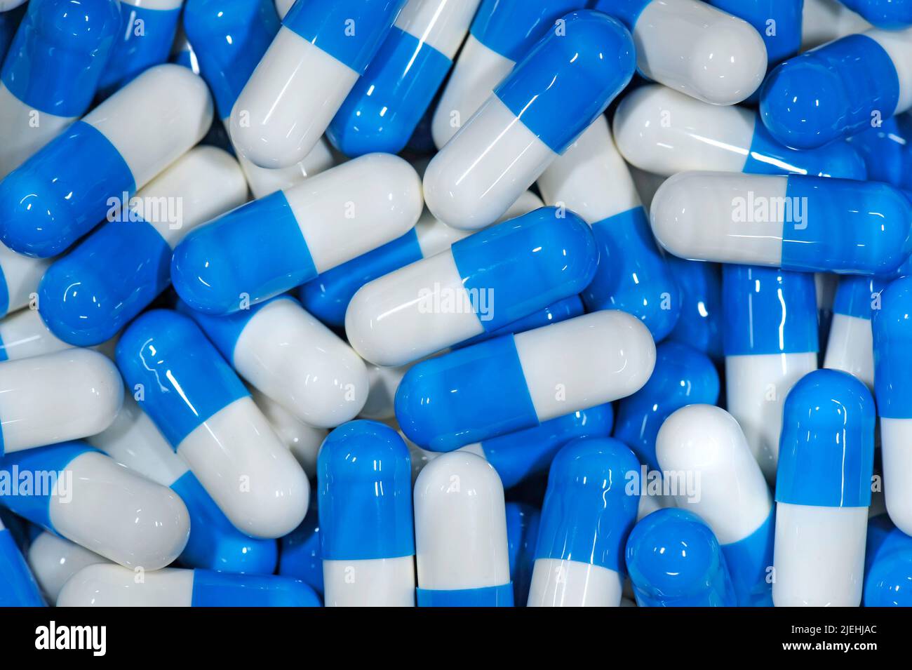 Viele verschiedene Tabletten, Tablettensucht, süchtig, blaue, braune, gelbe, Kapseln, Kapsel, Stock Photo