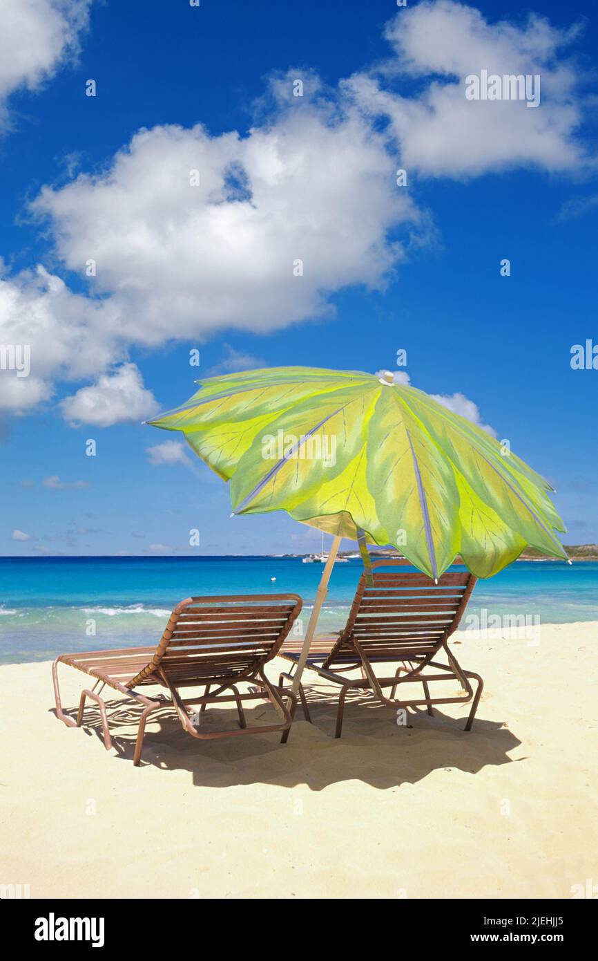 Liegestühle und Sonnenschirm am Strand der Karibik, Antigua, Insel, Stock Photo