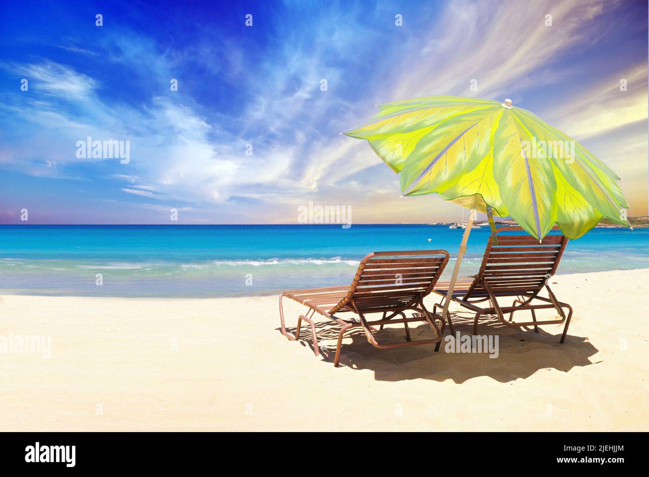 Liegestühle und Sonnenschirm am Strand der Karibik, Antigua, Insel
