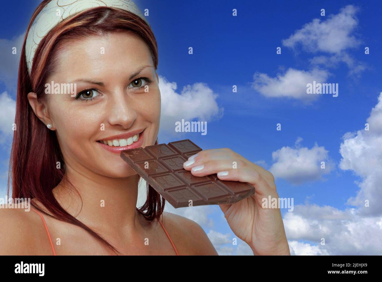 Symbolfoto, Junge Frau geniesst eine Tafel Schokolade, Süsses, Süssigkeiten, Kalorien, Stock Photo