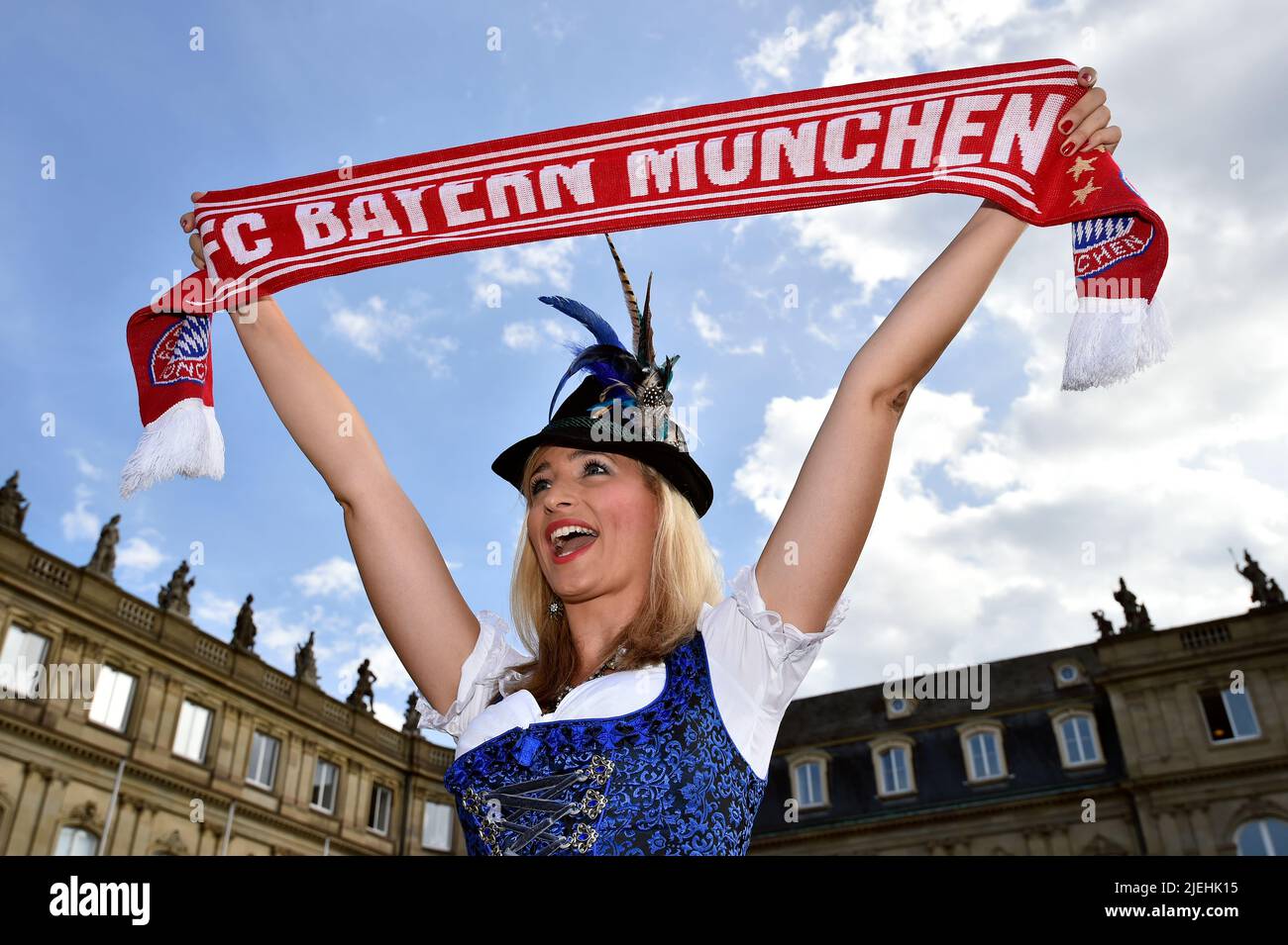 Blonde Frau outet sich als Fussballfan des FC Bayern München, Blond, Blonde, Blondine, 35, 40, Jahre, Dirndl, Schal, Fanschal, Fanartikel, Stock Photo