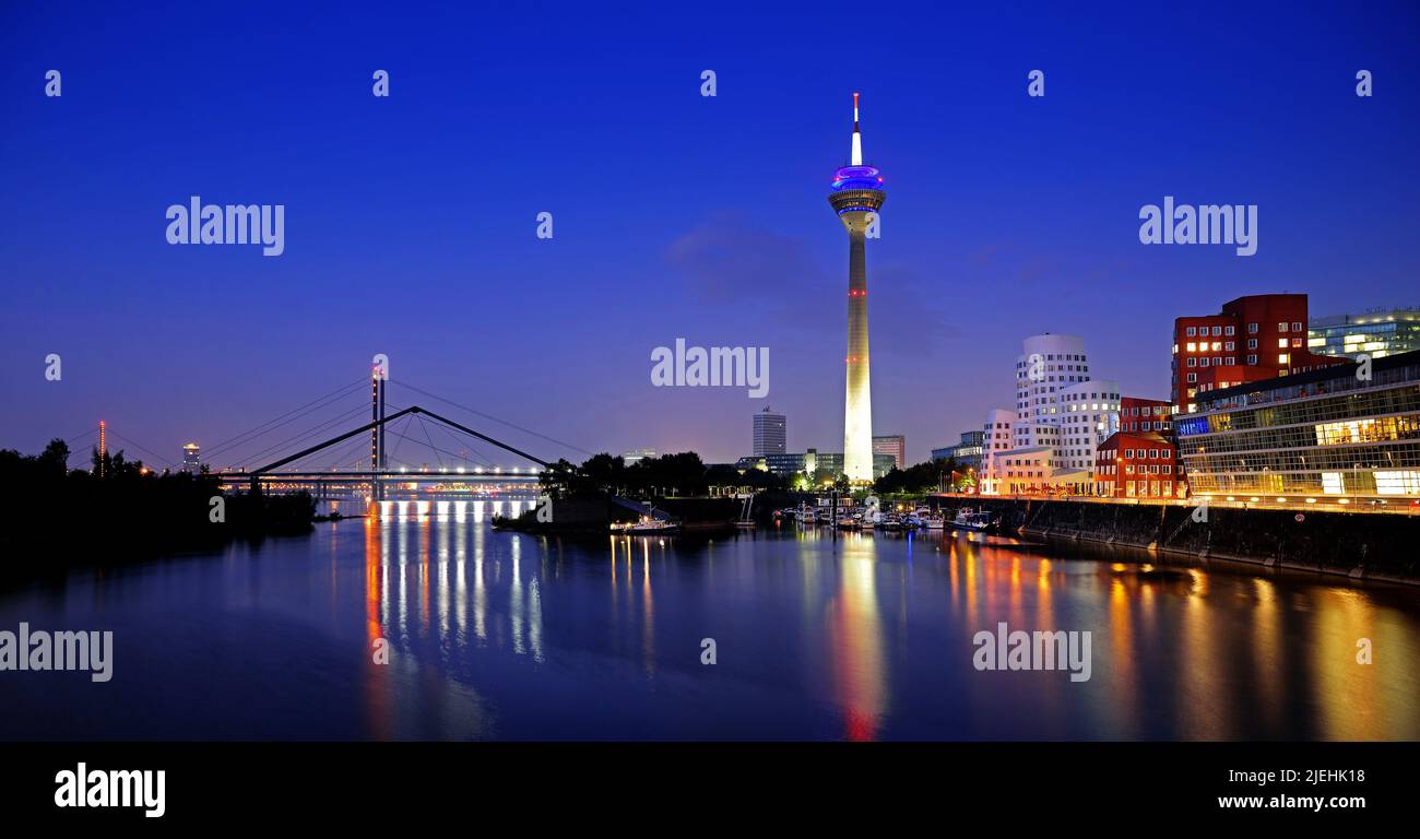 Rheinturm, Gehry-Gebäude, Neuer Zollhof, Medienhafen, Dämmerung, blaue Stunde, Düsseldorf, Nordrhein-Westfalen, Deutschland, Rheinbrücke, Stock Photo