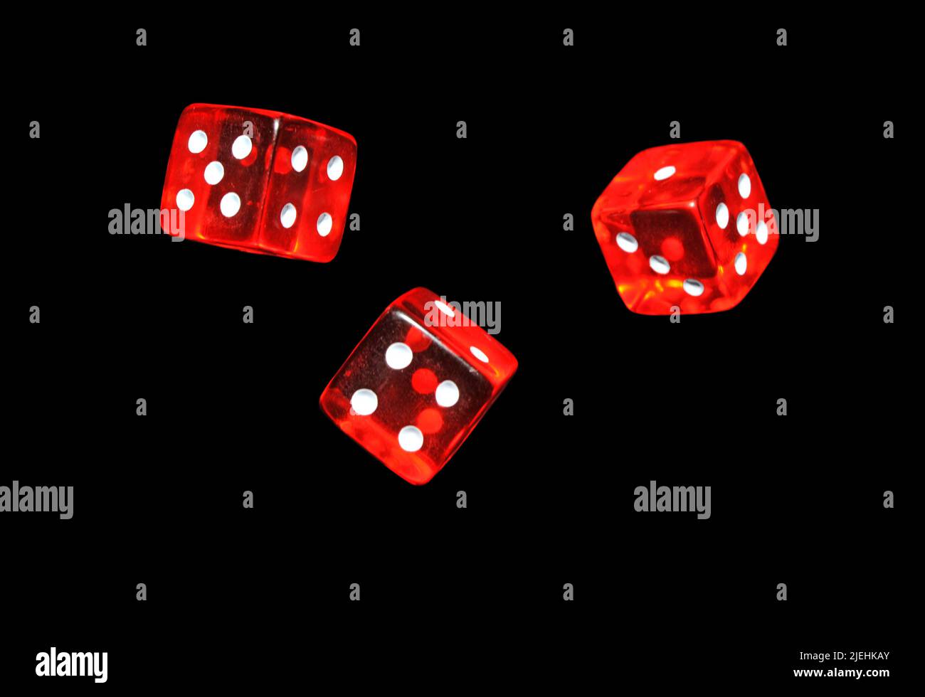 Fallende rote Glaswürfel, Glücksspiel, Poker, Spiel, Sucht, Spielsucht, fallen, fallende, Glas, Glaswürfel, durchsichtig, durchsichtige, rot, rote, Po Stock Photo