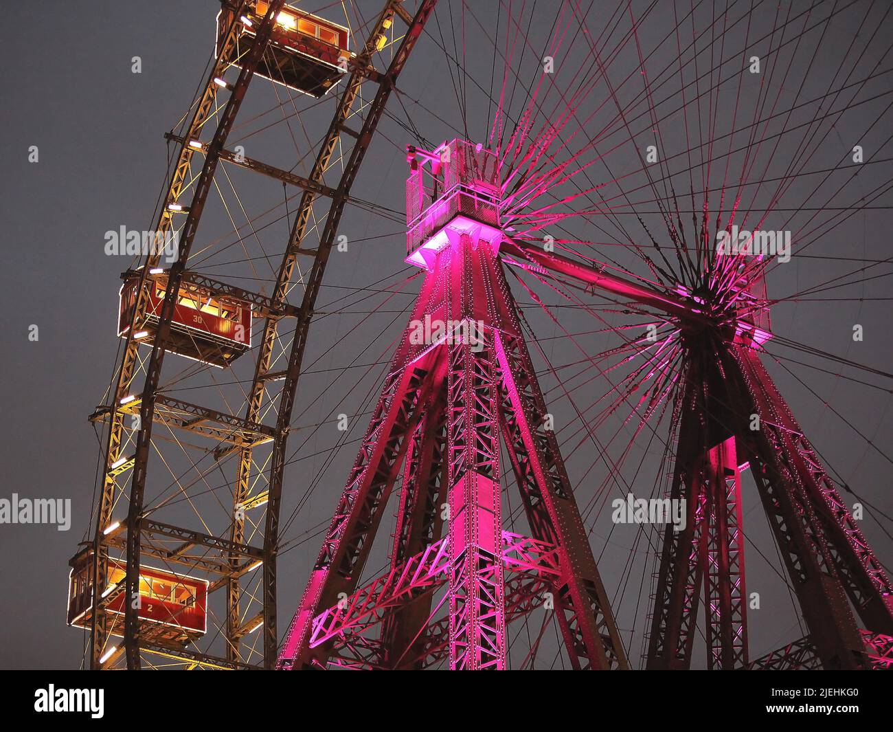 Das Riesenrad in Wien bei Nacht, Wiener Prater, Vergnügungspark Stock
