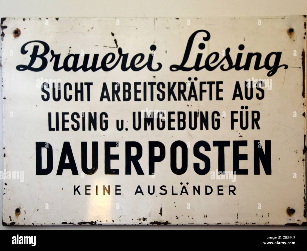 Altes Schild, Hinweisschild, Reklameschild, Nostalgie, nostalgisches, Arbeitskräfte gesucht, keine Ausländer, Brauerei Liesing, Stock Photo