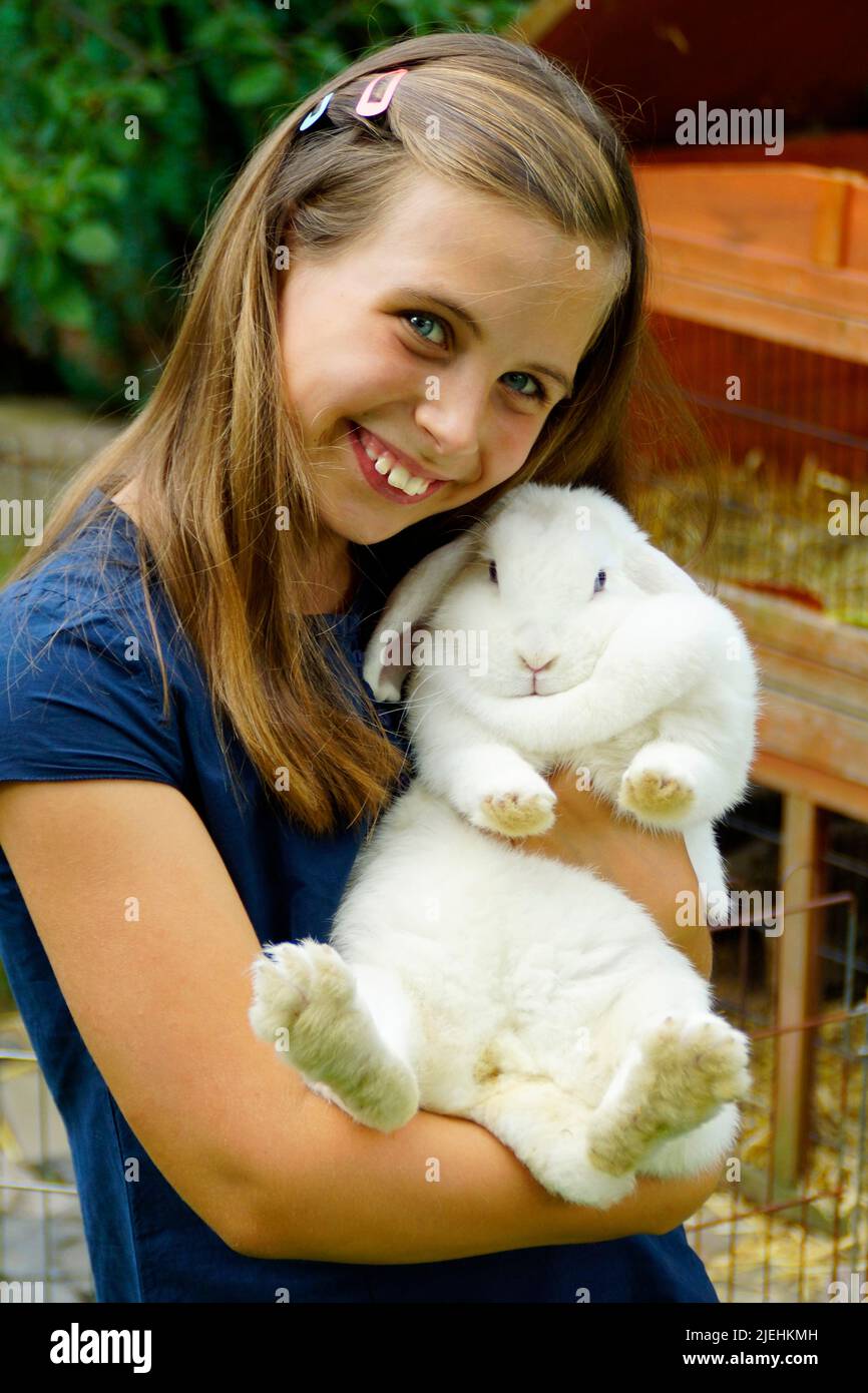 Ein Mädchen mit einem grossen weissen Hasen, 9 Jahre alt, Stock Photo