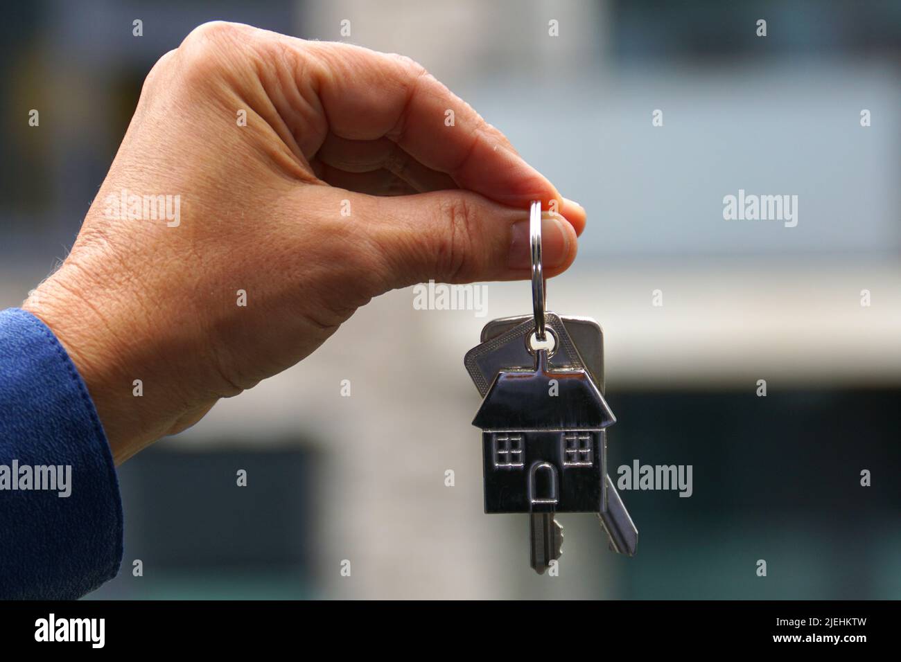 Hand, Männerhand, Schlüssel, Haus, Heim, Eigenheim, Einfamilienhaus, Übergabe, Einzug, Umzug, Stock Photo