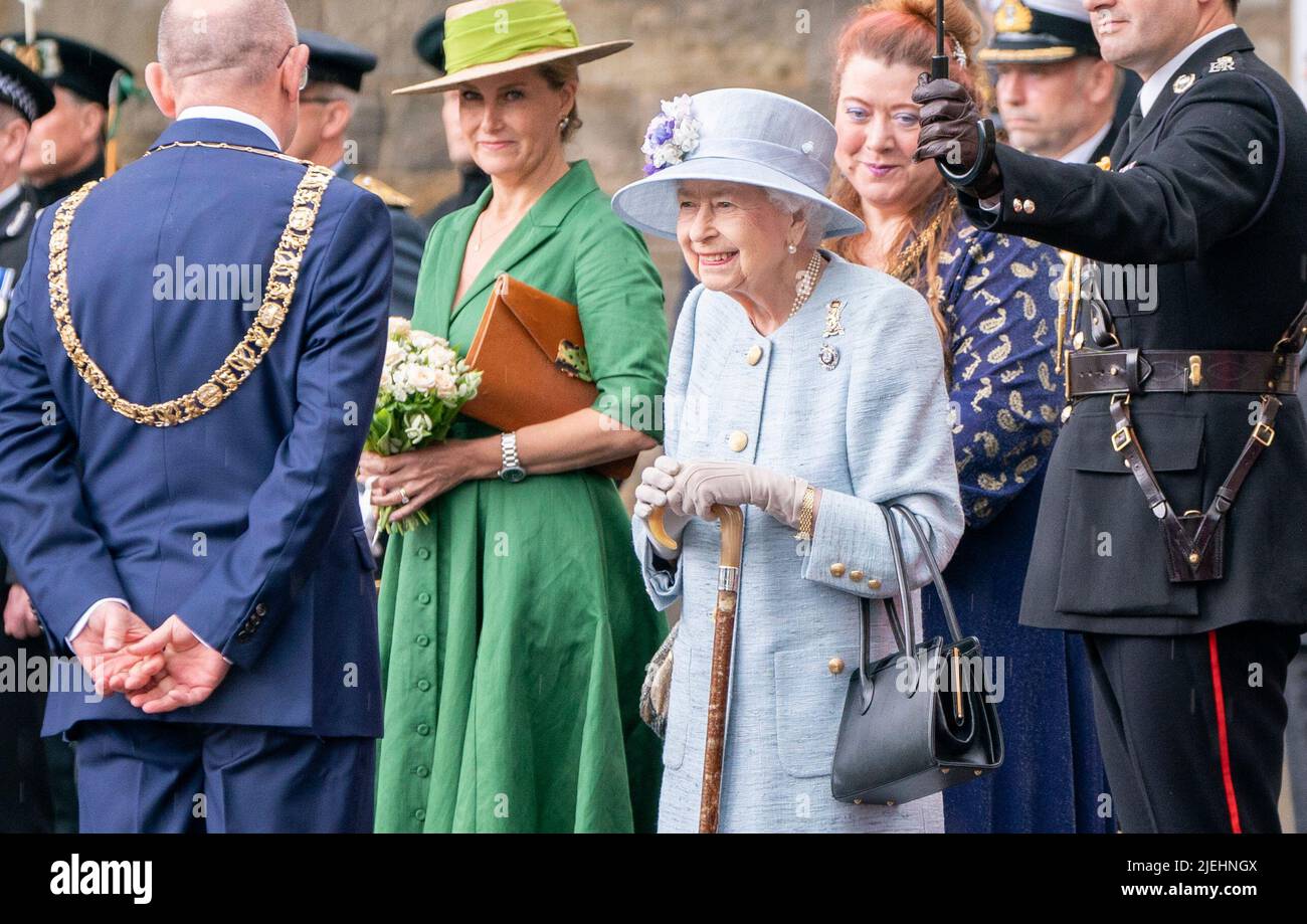 Holyrood palace forecourt hires stock photography and images Alamy