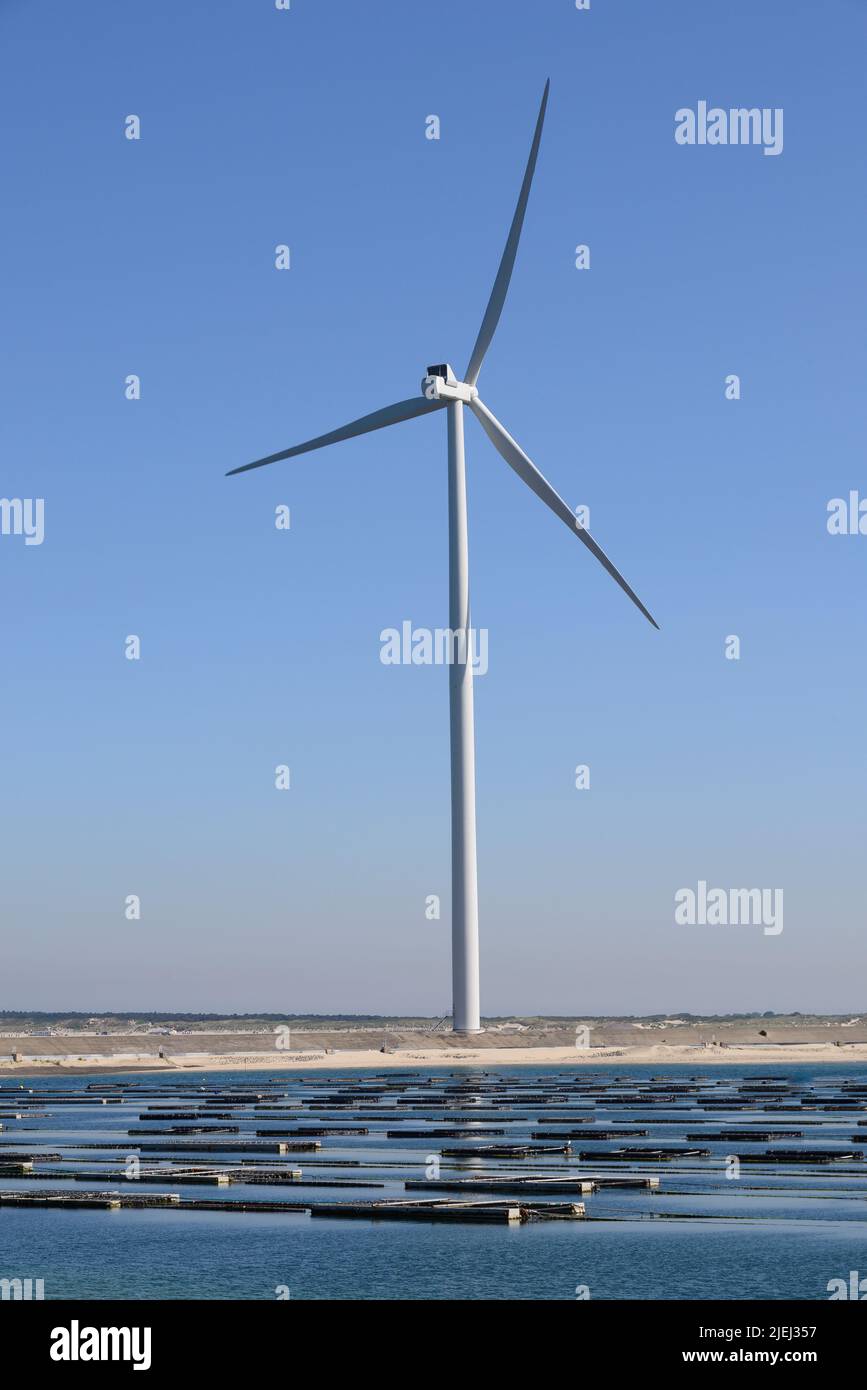 Moderne weiße Windkraftanlagen oder Windmühlen, erneuerbare Energie Stock Photo