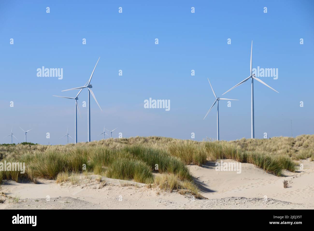 Moderne weiße Windkraftanlagen oder Windmühlen, erneuerbare Energie Stock Photo