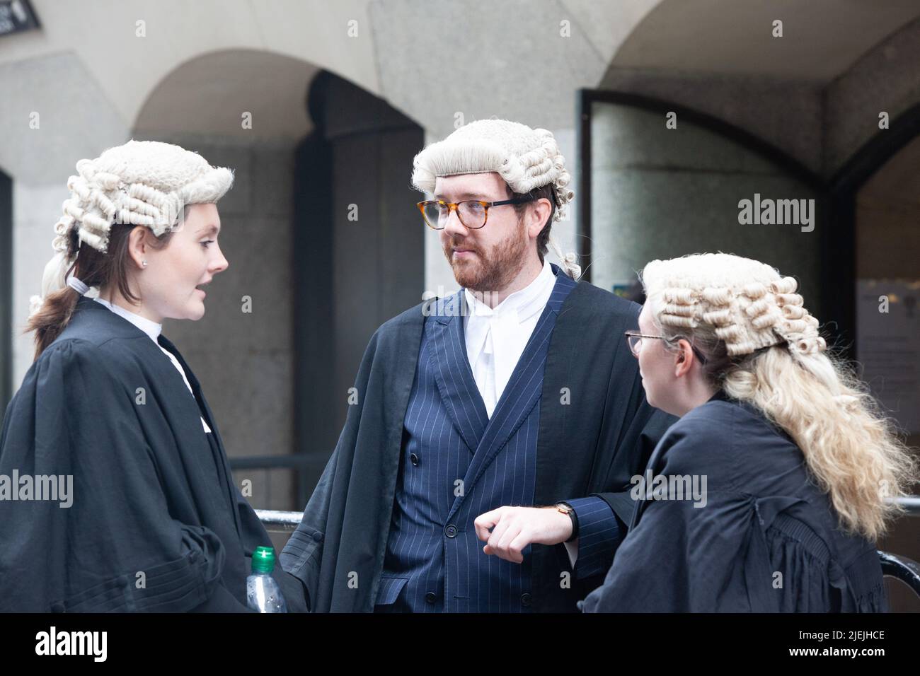 london-uk-27-june-2022-at-the-central-criminal-court-old-bailey-junior-barristers-form-a-picket-line-and-are-on-strike-to-protest-at-the-very-low-pay-they-receive-for-criminal-cases-below-minimum-wage-wages-are-so-low-that-the-profession-discriminates-against-newly-qualified-staff-who-dont-have-family-money-to-support-them-anna-watsonalamy-live-news-2JEJHCE.jpg