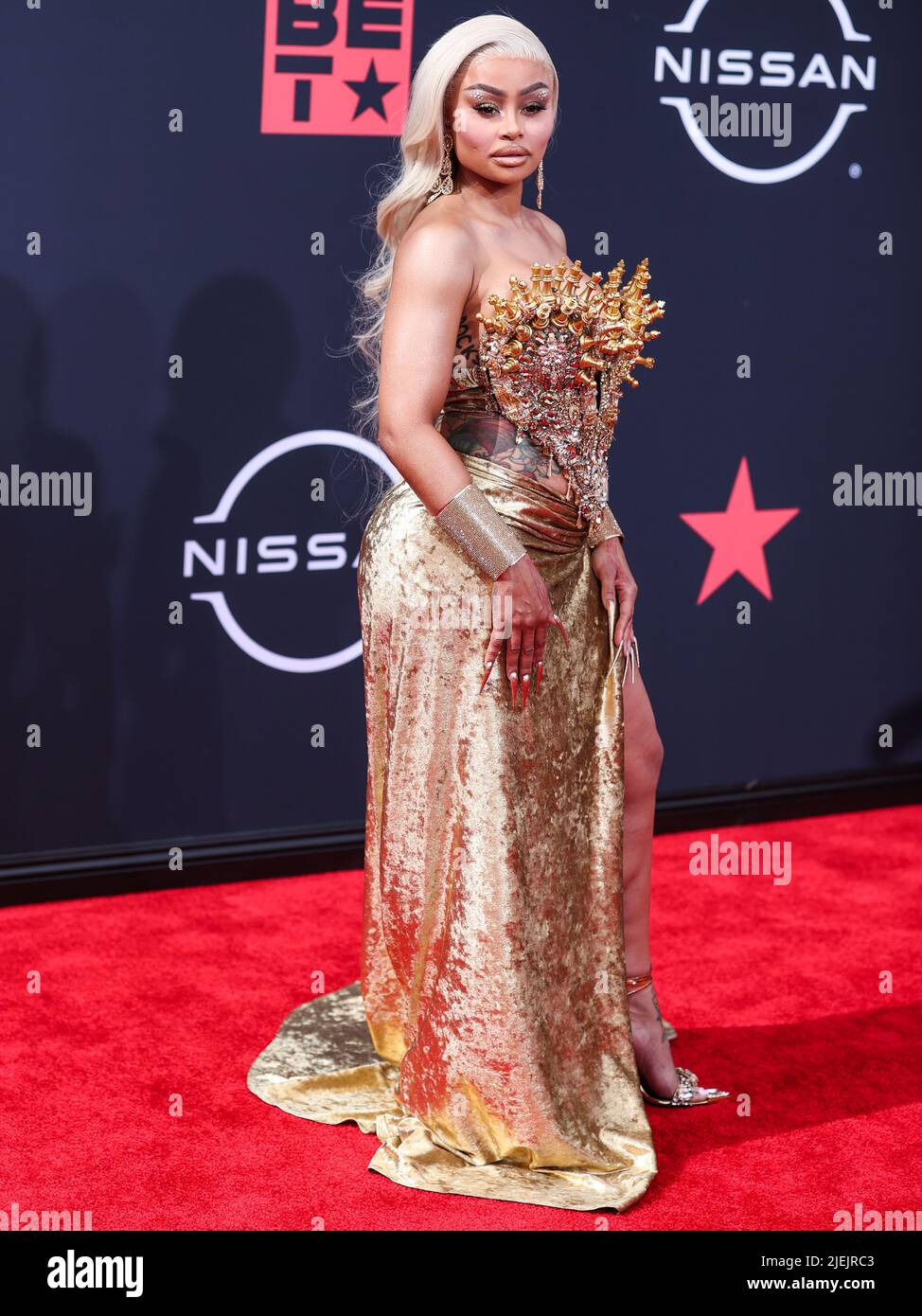 blac chyna gold dress strapless hi-res stock photography and images - Page 38 Outfit