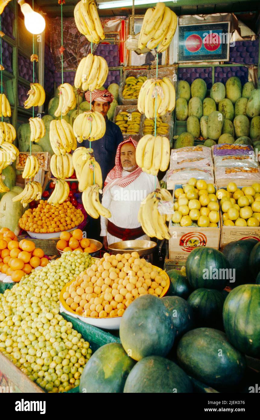 Saudi Arabia Men working on Fruit Stall in Market Stock Photo