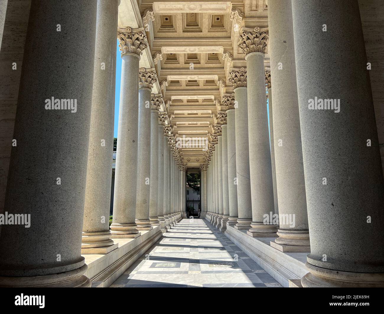 Front facade colonnade landmark hi-res stock photography and images - Alamy