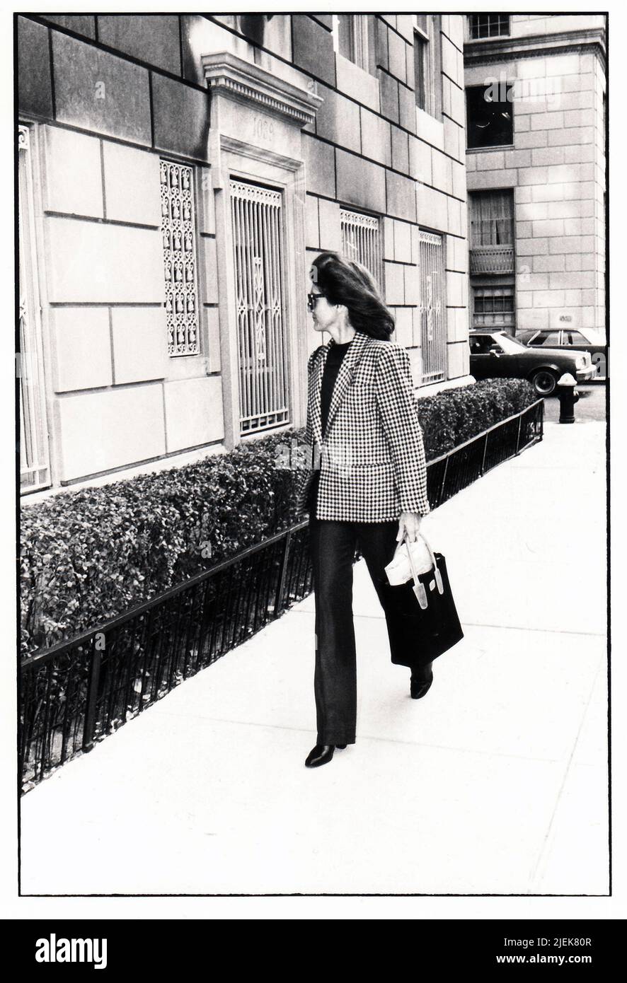Jacqueline Lee Kennedy Onassis entering her building on 5th Avenue and avoiding this photographer. Circa 1981. Stock Photo