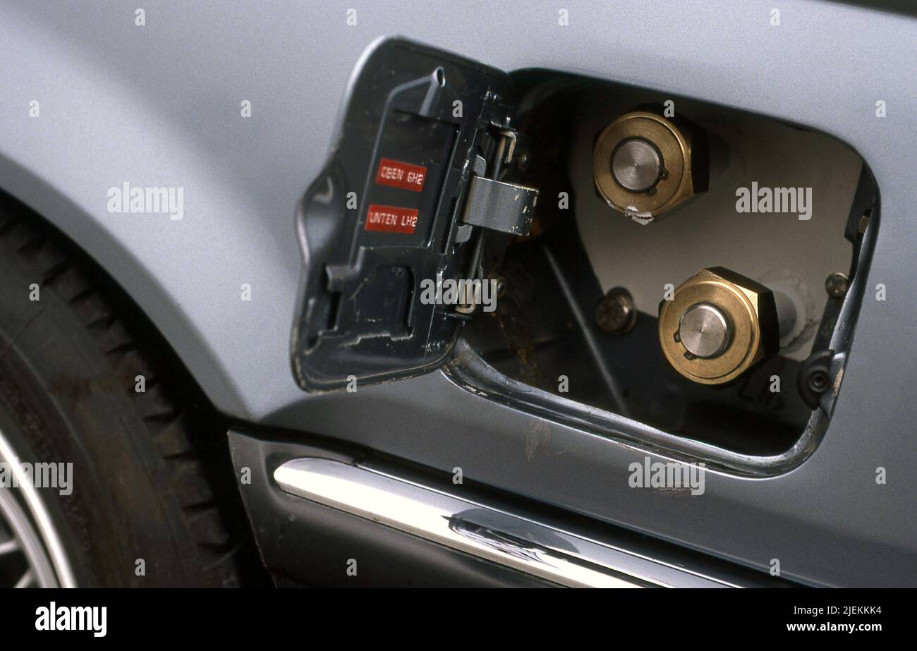 Hydrogen input and tank in a BMW Seven Series (E32) Hydrogen test car ...