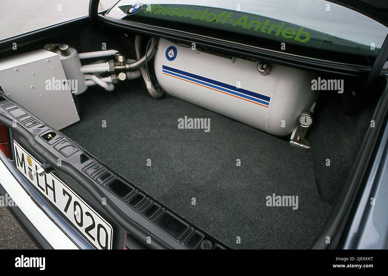 Hydrogen input and tank in a BMW Seven Series (E32) Hydrogen test car ...
