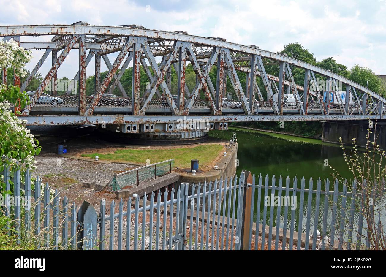Decaying swing bridge, Manchester Ship Canal, London road (A49), Stockton Heath,  Warrington, Cheshire, England, UK, WA4 6RW Stock Photo