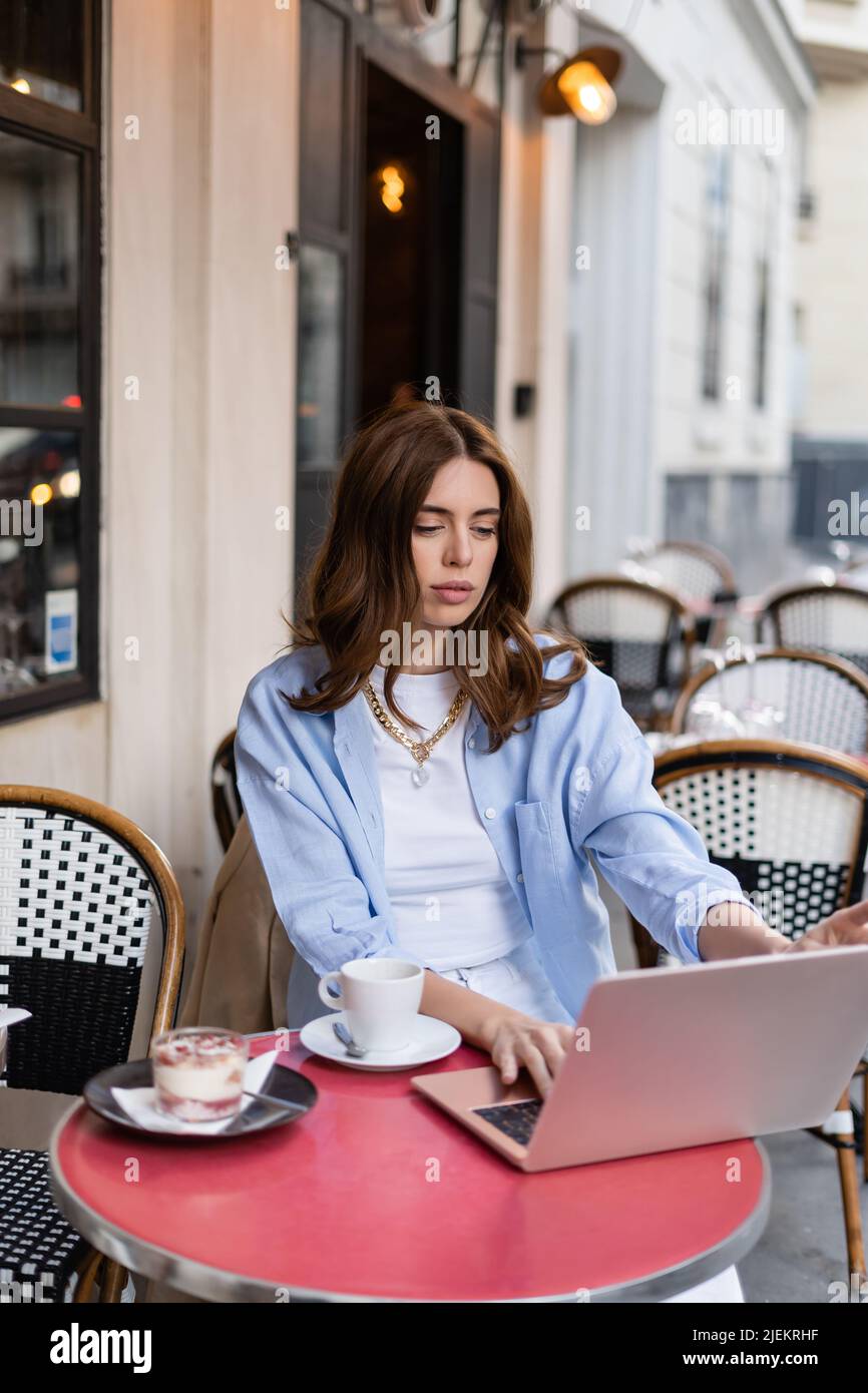 Laptop paris hires stock photography and images Alamy