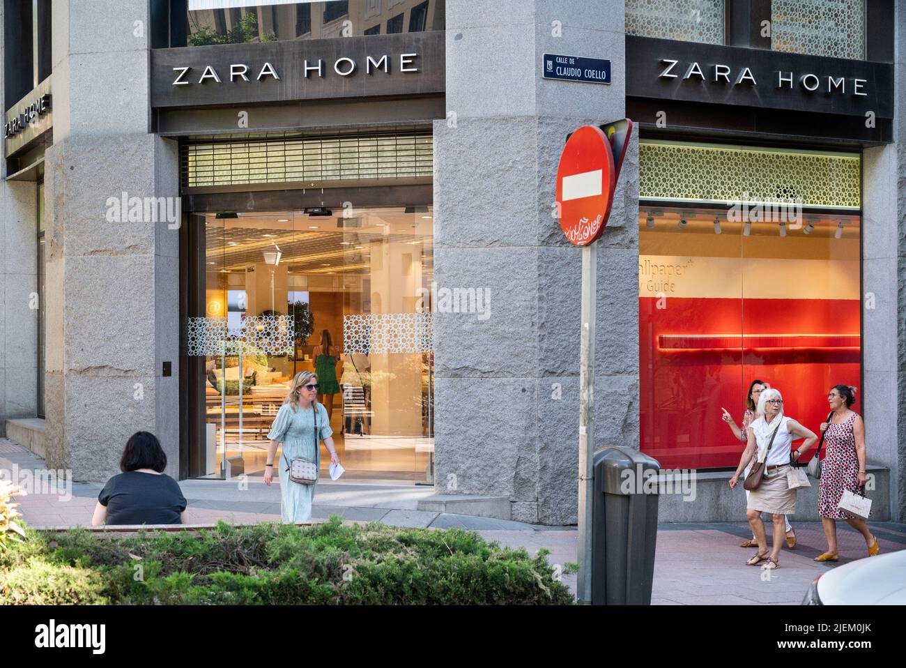 Zara store spain hi-res stock photography and images - Page 3 - Alamy