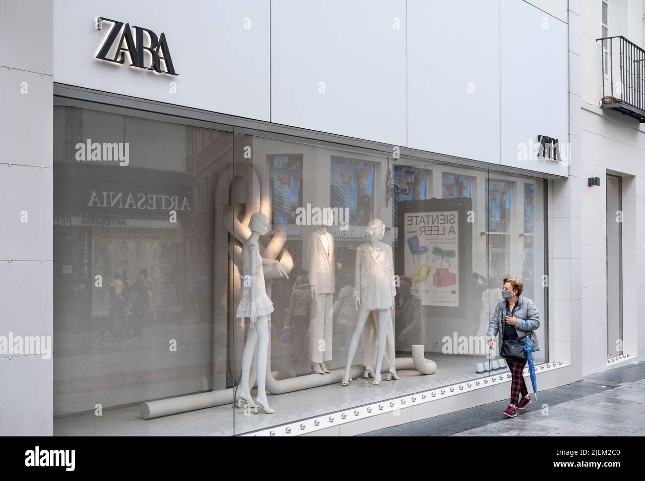 Madrid, Spain. 23rd Apr, 2022. A pedestrian walks past the Spanish  multinational clothing design retail company by Inditex, Zara, a store in  Spain. (Photo by Xavi Lopez/SOPA Images/Sipa USA) Credit: Sipa USA/Alamy