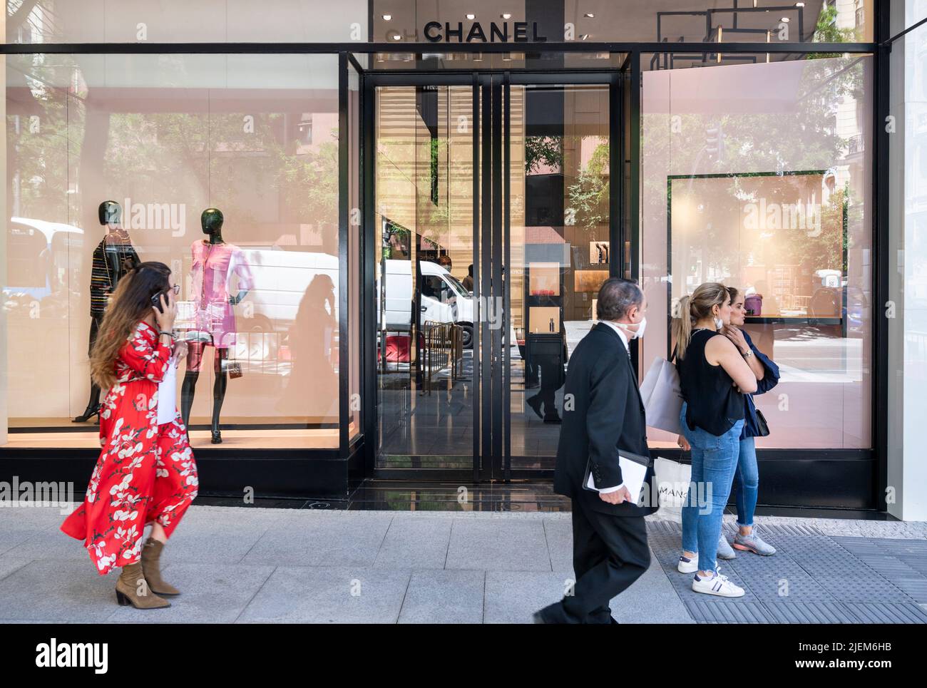 Classy aesthetic Chanel boutique entrance. Chanel is a fashion house  founded in 1909 specialized in haute couture goods Stock Photo - Alamy